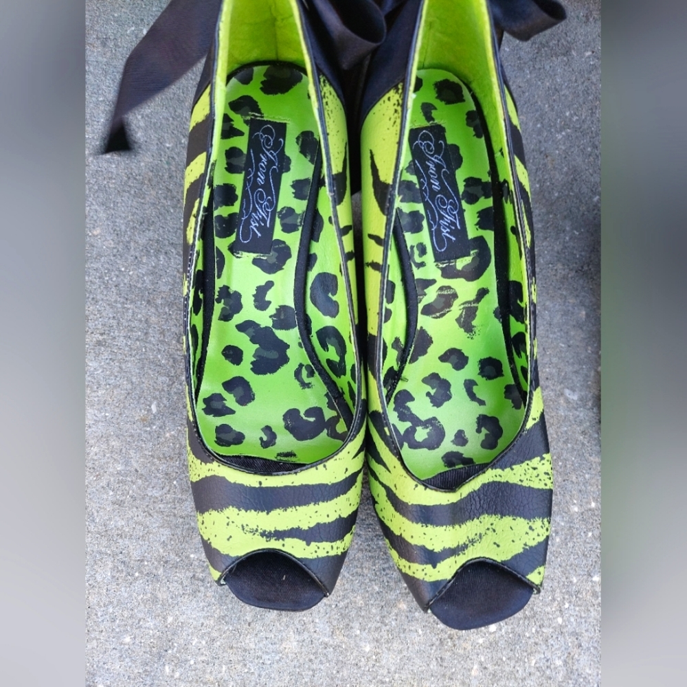 One Hand In The Grave Vintage Iron Fist Wedges Size 8